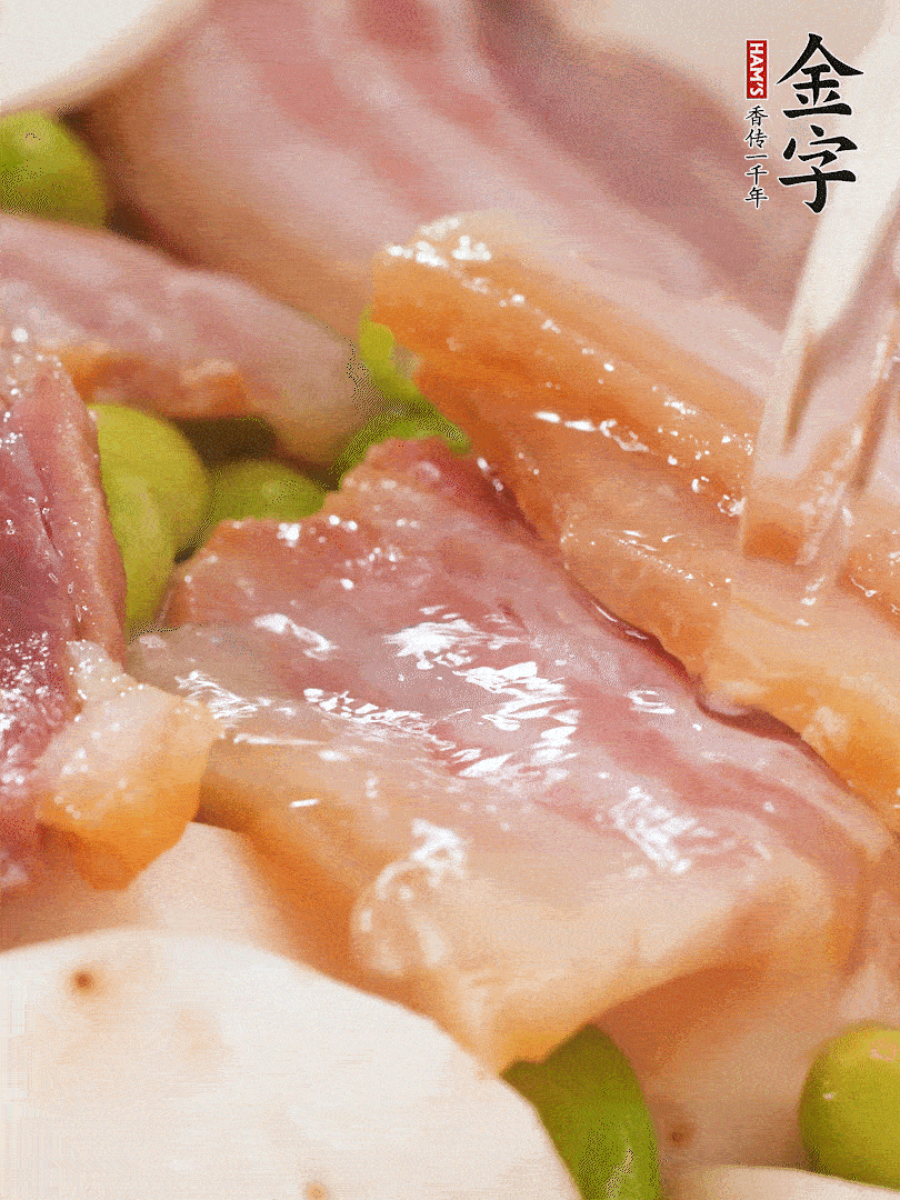 倒入芋艿、熟毛豆，翻炒均勻，加1小碗水煮開