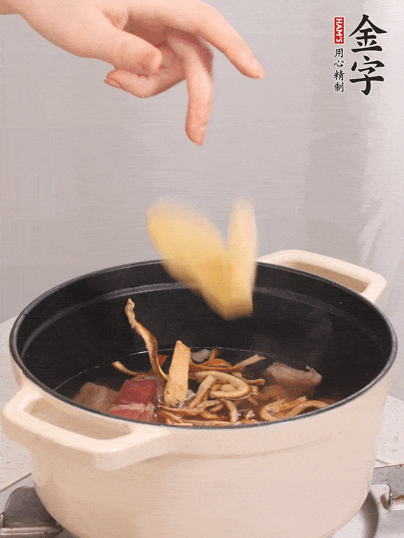 鍋中放牛腩、火腿，然后放入比食材多3倍的水；再放橘子皮、姜片、白胡椒粒燉煮90分鐘