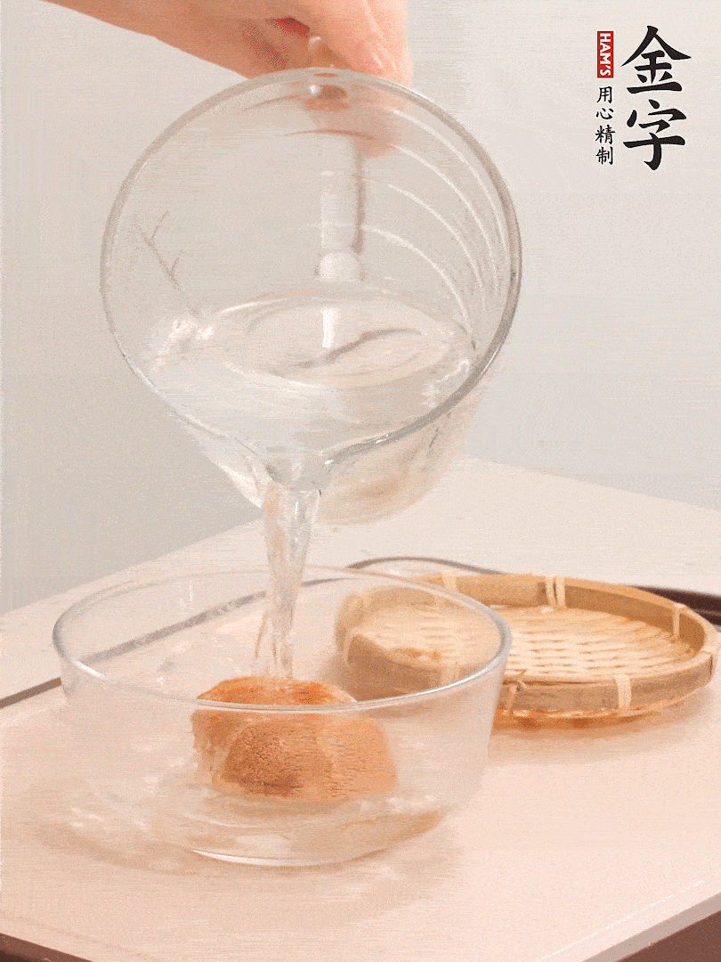 猴頭菇至少泡發(fā)半小時(shí)，將浸泡后的黃水?dāng)D干；