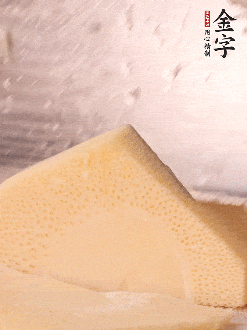 冬筍處理干凈，切滾刀塊，開(kāi)水焯燙去除澀味