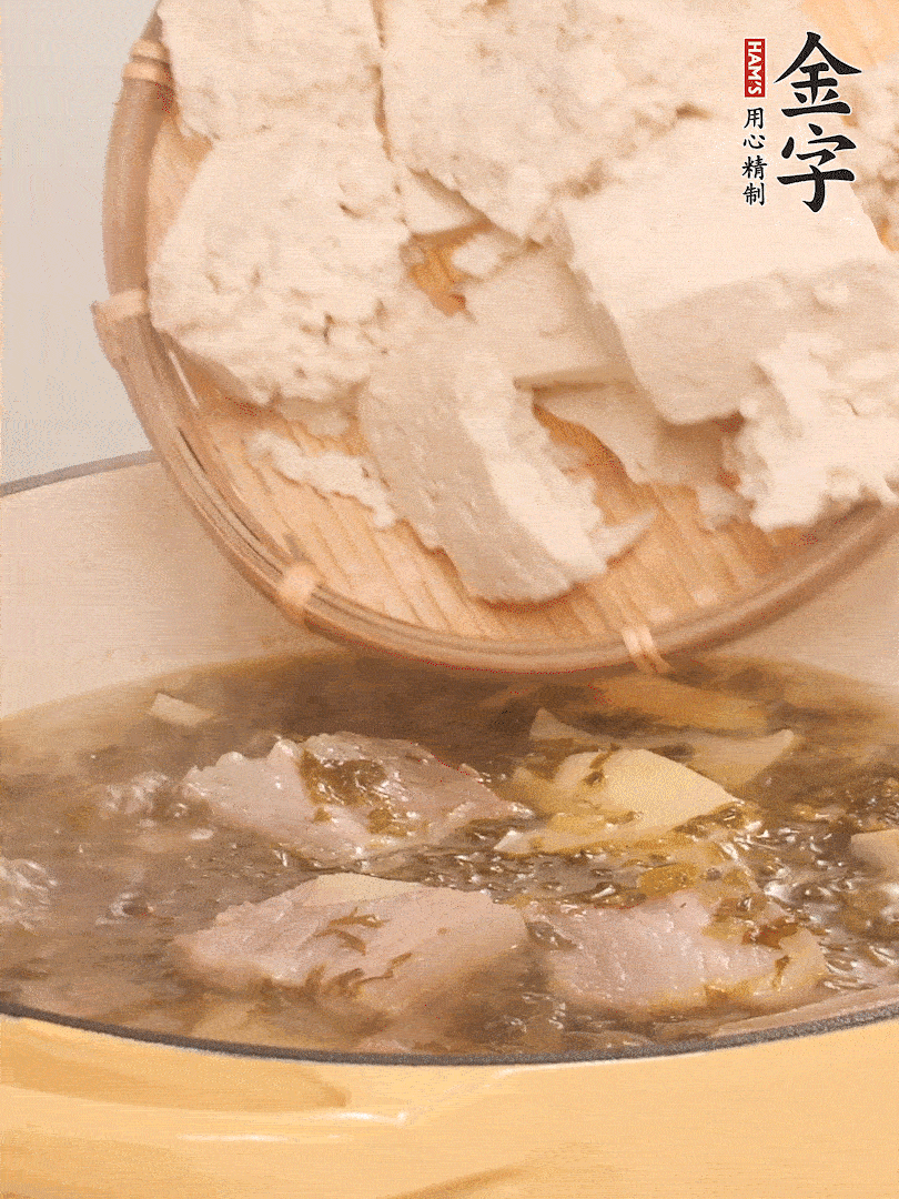 往鍋里加入一倍的水，加豆腐
