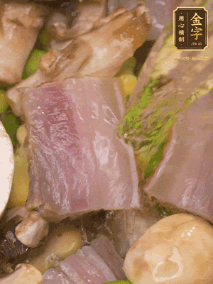 開蓋，放入河蝦繼續(xù)燜煮5分鐘
