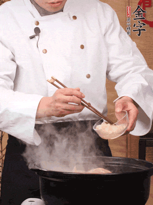 花膠、金湯放入鍋中小火再燉10分鐘