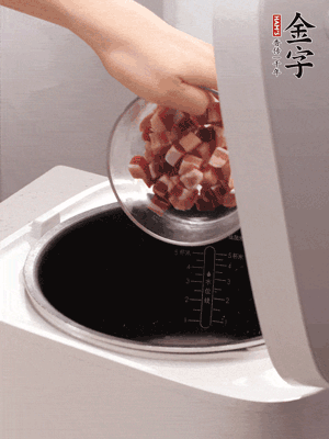 鍋中倒入豬油，油熱后炒熟上海青，給倒少許鹽調(diào)味