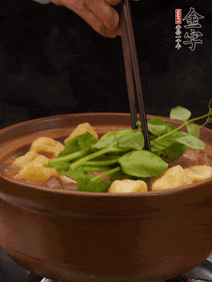 加筒骨煲的經(jīng)典配菜：金字土香腸、油豆腐、千張蓋上蓋子燜一會兒，耐心等候10分鐘。