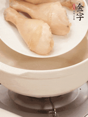 雞腿、火腿、干貝、蒜頭放入砂鍋內(nèi)燉1小時
