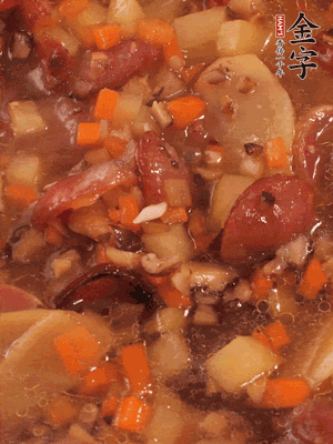 加大半碗水，沒(méi)過(guò)大部分食材