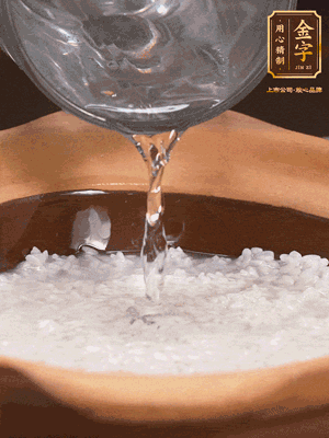 砂鍋底部刷一層油，加入大米和開水，水高1cm,大火燒開后轉(zhuǎn)中火煲5分鐘，到水微收干