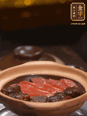 鋪上臘腸和排骨，鍋邊淋一圈油，小火煲10分鐘