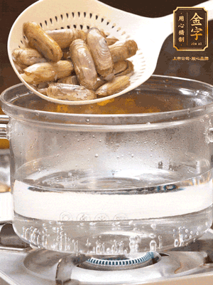 煮一鍋沸水，下蟶子汆燙30秒，撈出浸入冰水，取出蟶子肉