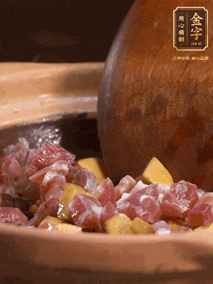 熱油下蒜片，倒入香腸丁、牛肝菌丁翻炒出香味