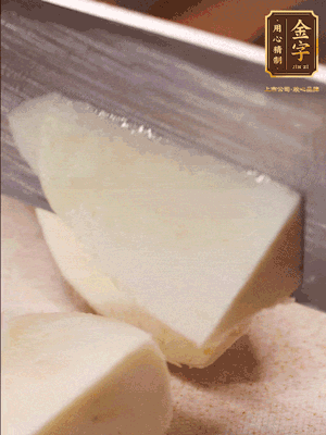 茭白去殼，底部一層老皮刨掉，切成滾刀塊