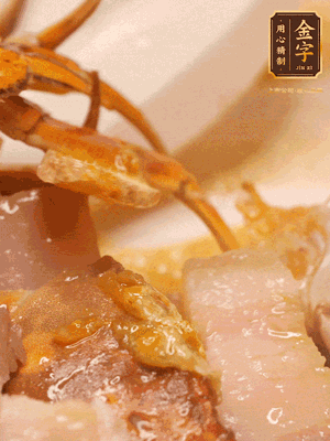 顏色變紅時，放蔥結(jié)、姜片煸香，再放咸肉、茭白、毛豆翻炒