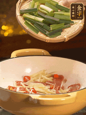 接著放蒜葉，來一點鹽，一點醬油調(diào)味翻勻
