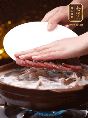 將金字火腿、雞肉、豬肚、胡椒和沒(méi)過(guò)食材的水，砂鍋燉煮