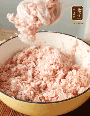 肉丁、咸肉丁、一丟丟鹽、料酒拌勻，反復(fù)摔打上勁。接著加入1兩蔥姜水，反復(fù)拌勻摔打上勁。前后共加3遍。3遍后筍丁，接著反復(fù)摔打上勁。最后加入1個蛋清、3茶匙生粉拌勻摔打上勁