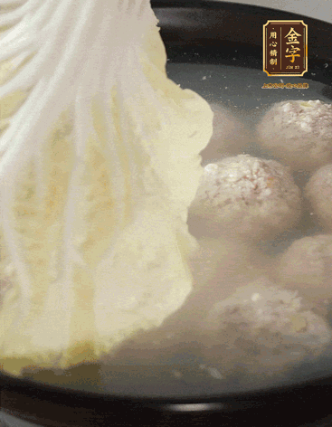 等獅子頭浮起來時再加白菜蓋。小火慢燉2小時