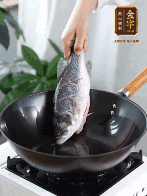 熱油，加1大勺豬油、姜片，再下鱸魚，煎至定型后翻面。（加點豬油，燉出的魚湯更容易變?yōu)榍逅哪贪咨?。?>
					</div>
					<span>步驟 3/6</span>
					<p>熱油，加1大勺豬油、姜片，再下鱸魚，煎至定型后翻面。（加點豬油，燉出的魚湯更容易變?yōu)榍逅哪贪咨＃?/p>
				</li><li>
					<div   id=