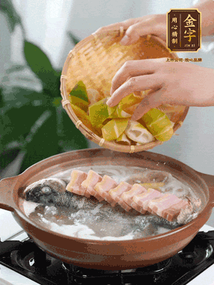倒開水燉煮后轉(zhuǎn)移入砂鍋，淋料酒去腥、加少許鹽調(diào)味，再依次加咸肉、春筍燉煮15分鐘。