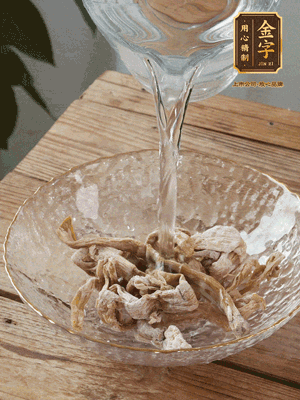 筍干提前泡發(fā)1晚切段，冬瓜去皮切塊。