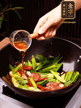 下蒜苗炒軟，沿鍋邊烹入一勺料酒，加醬油、蠔油、白糖調(diào)味炒勻