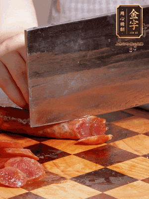 金字香腸煮熟，切片
