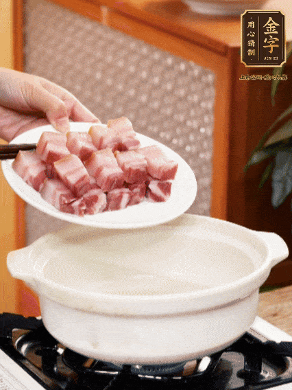 鍋內(nèi)倒油，下咸肉微微煸炒，再放排骨炒一下