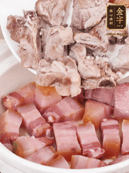 倒入開水燉煮，大火燒開后轉(zhuǎn)小火