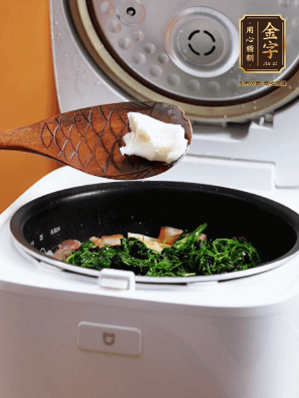 放入電飯鍋、加1勺豬油翻拌均勻