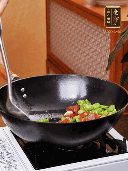 再放入蠶豆翻炒，加一點點醬油調(diào)味
